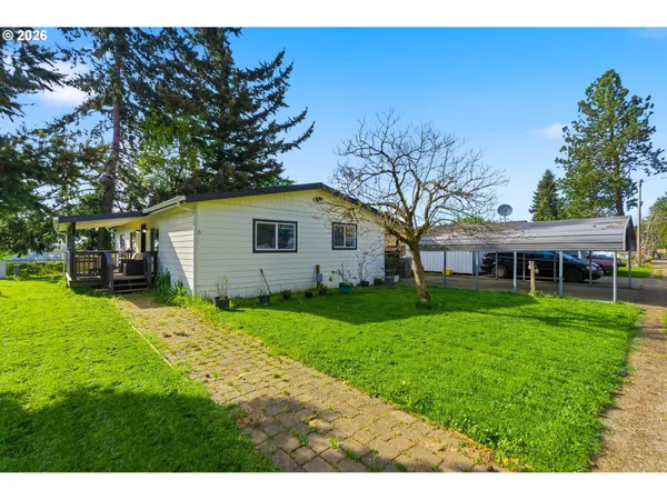 a view of a house with backyard and garden