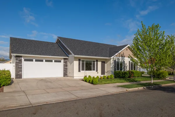 $399,000 | 918 Southwest Blackberry Lane, Grants Pass, OR 97527