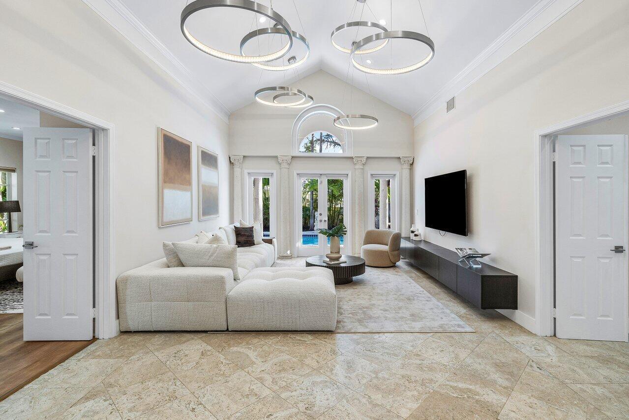 200 Northeast 2nd Street Boca Raton, FL 33432 - Photo 5 of 42 Living Room