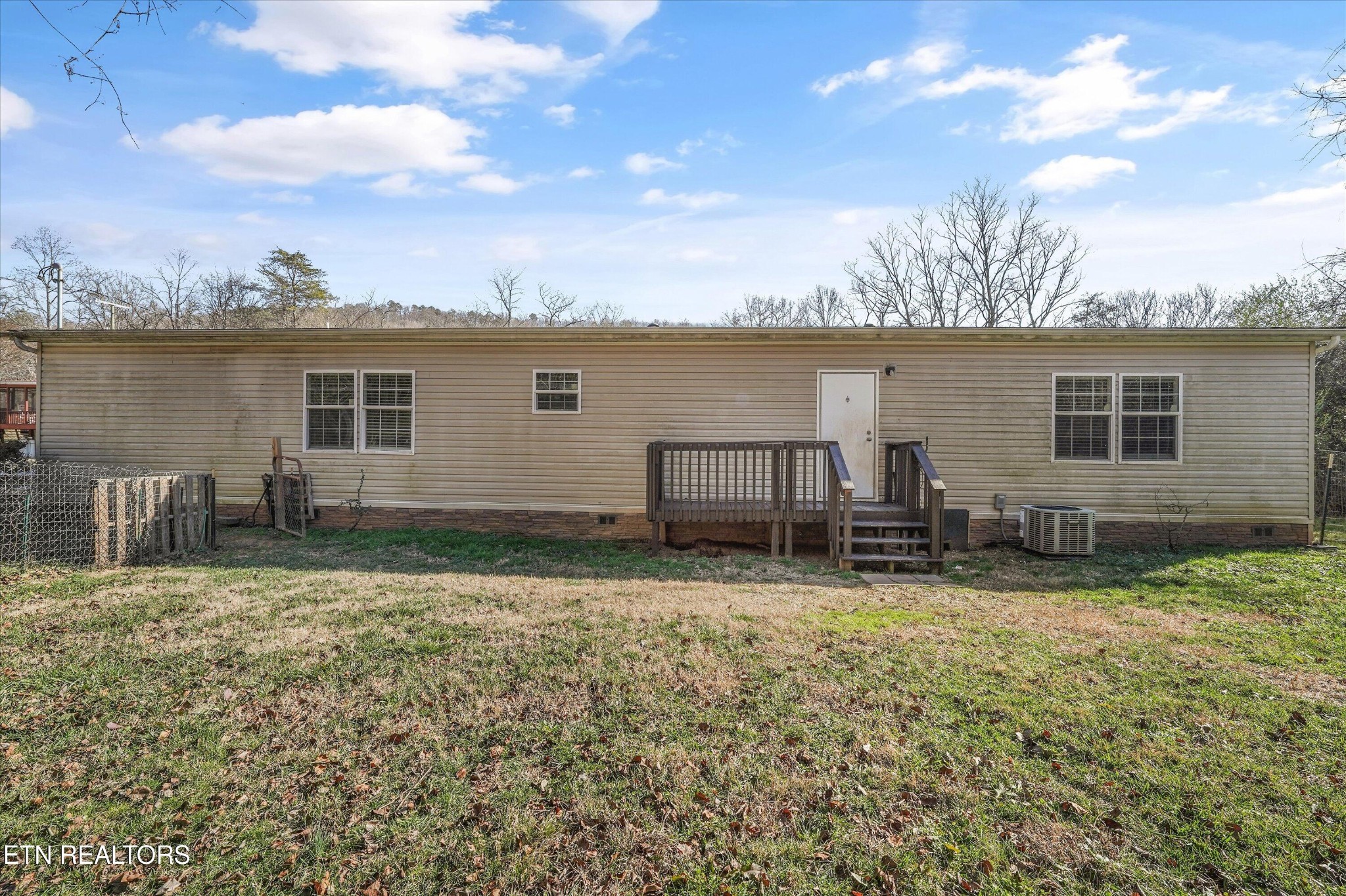 603 Bays Mountain Road Knoxville, TN 37920 - Photo 27 of 30 a backyard of a house with table and chairs
