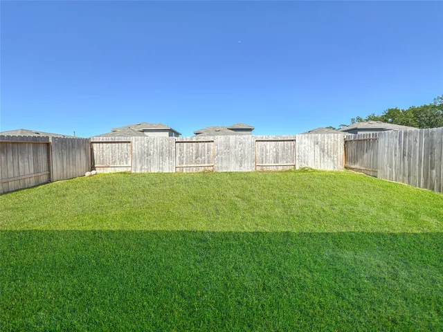 a view of yard with house and a big yard