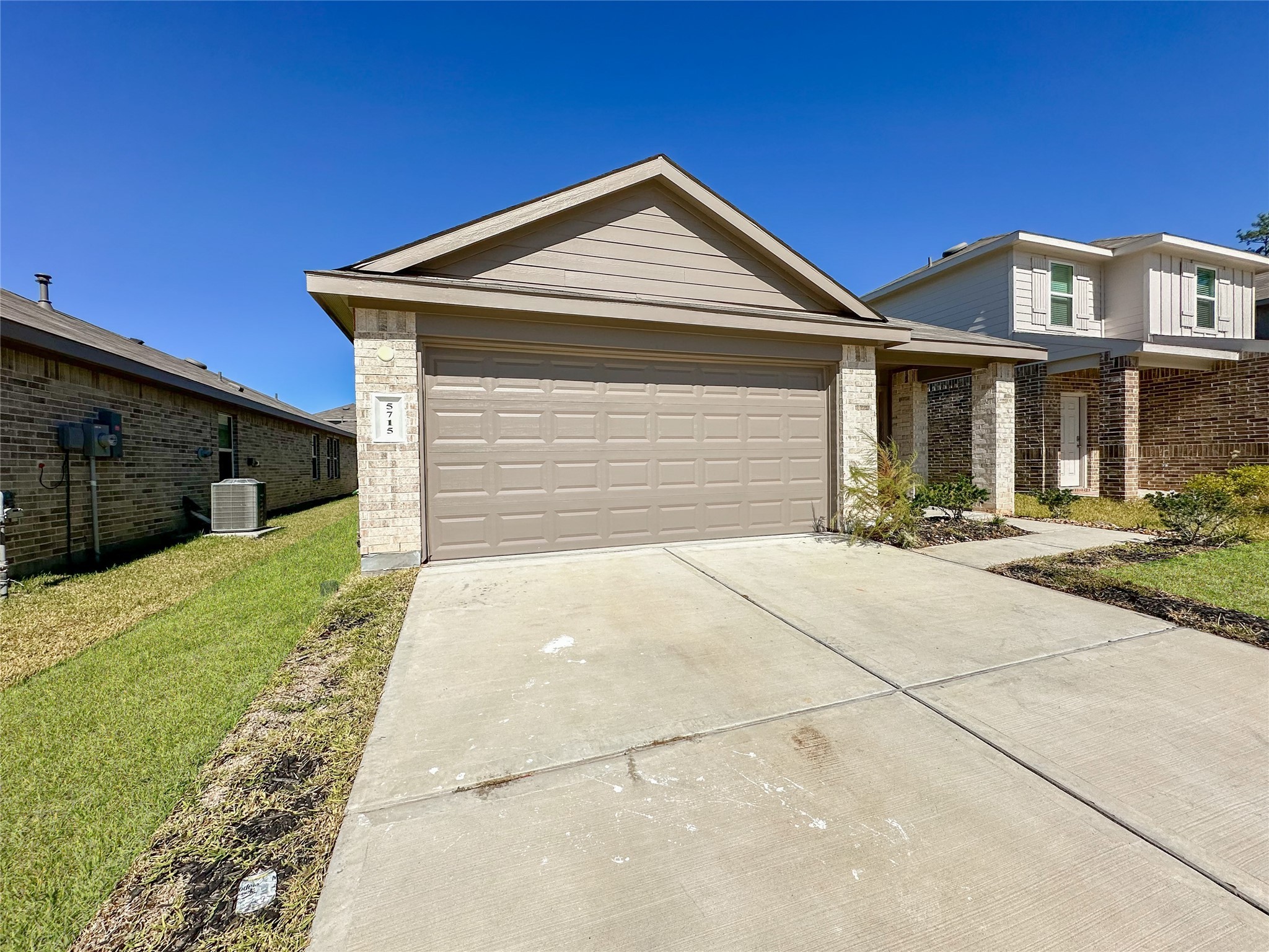 5715 Vintage Oakmont Drive Spring, TX 77373 - Photo 4 of 39 a front view of a house with a yard and garage