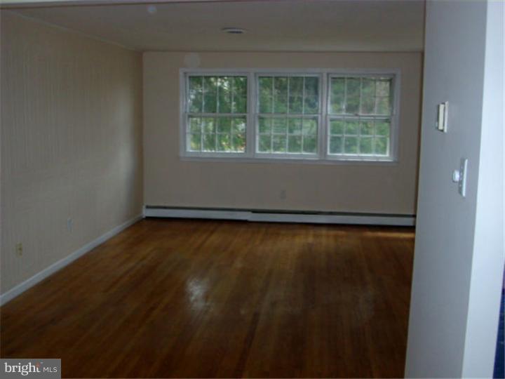 901 Bridgewater Road Bensalem, PA 19020 - Photo 4 of 25 Living Room