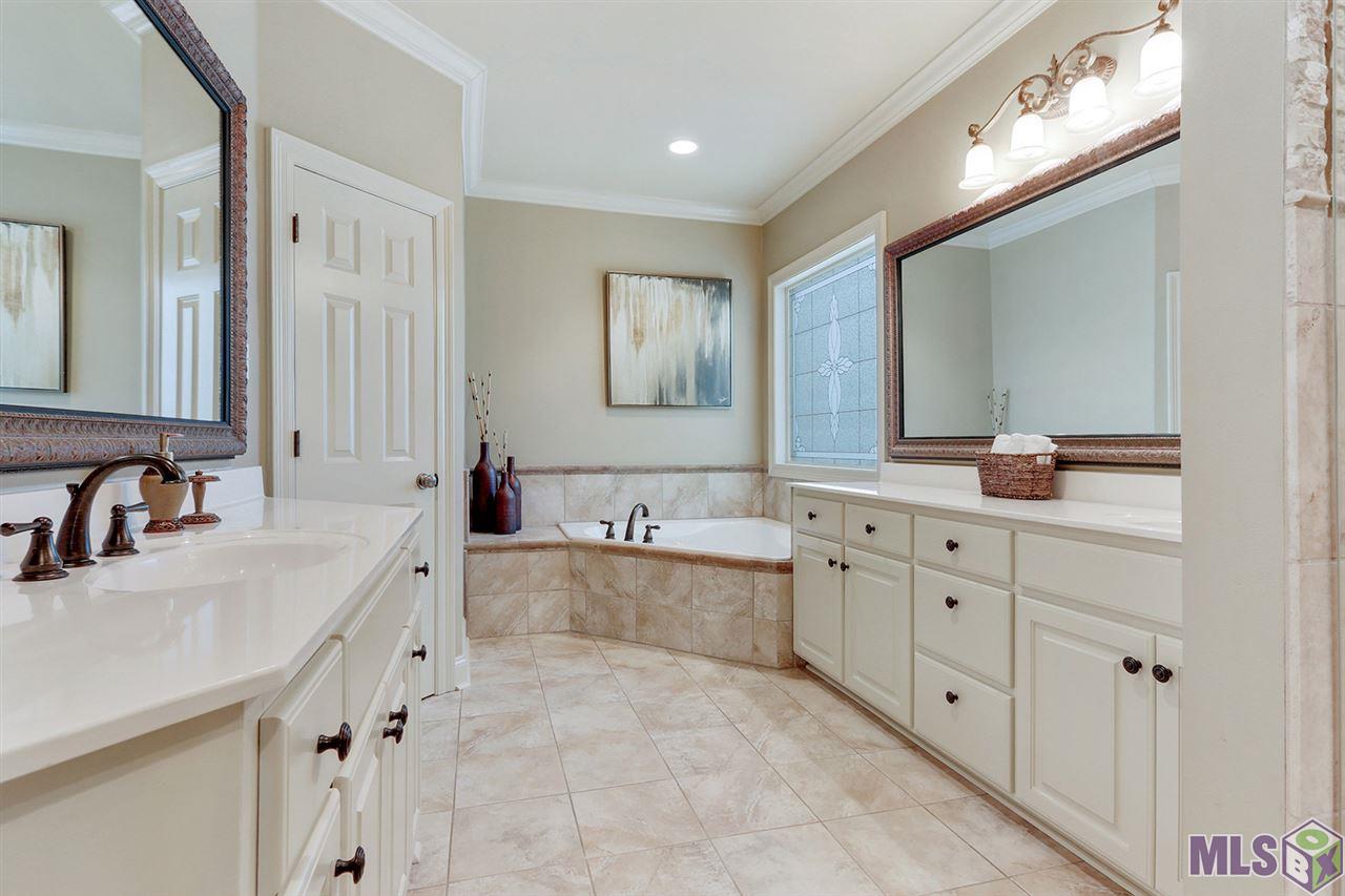 19202 Merlot Avenue Baton Rouge, LA 70817 - Photo 16 of 27 Double Vanities and Large Corner Tub!