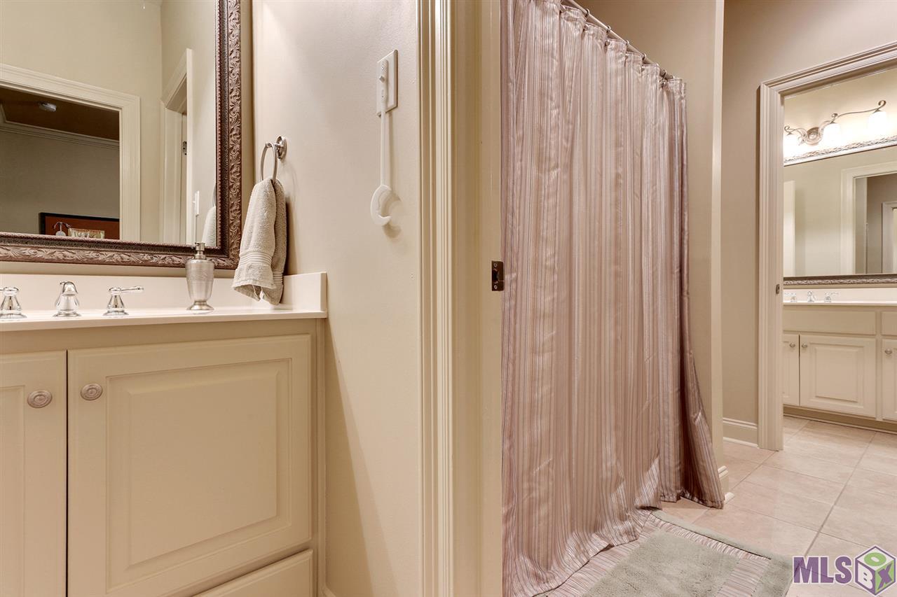 19202 Merlot Avenue Baton Rouge, LA 70817 - Photo 18 of 27 Jack & Jill Bathroom