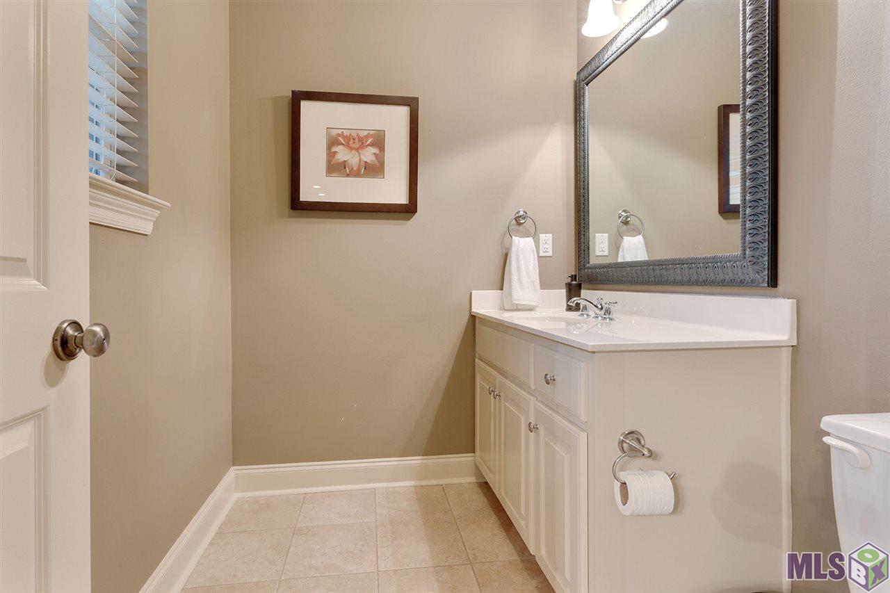 19202 Merlot Avenue Baton Rouge, LA 70817 - Photo 20 of 27 Half Bathroom off of Kitchen