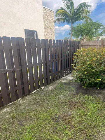 a view of a backyard