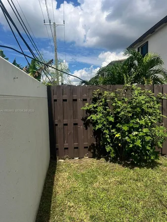 a view of a backyard