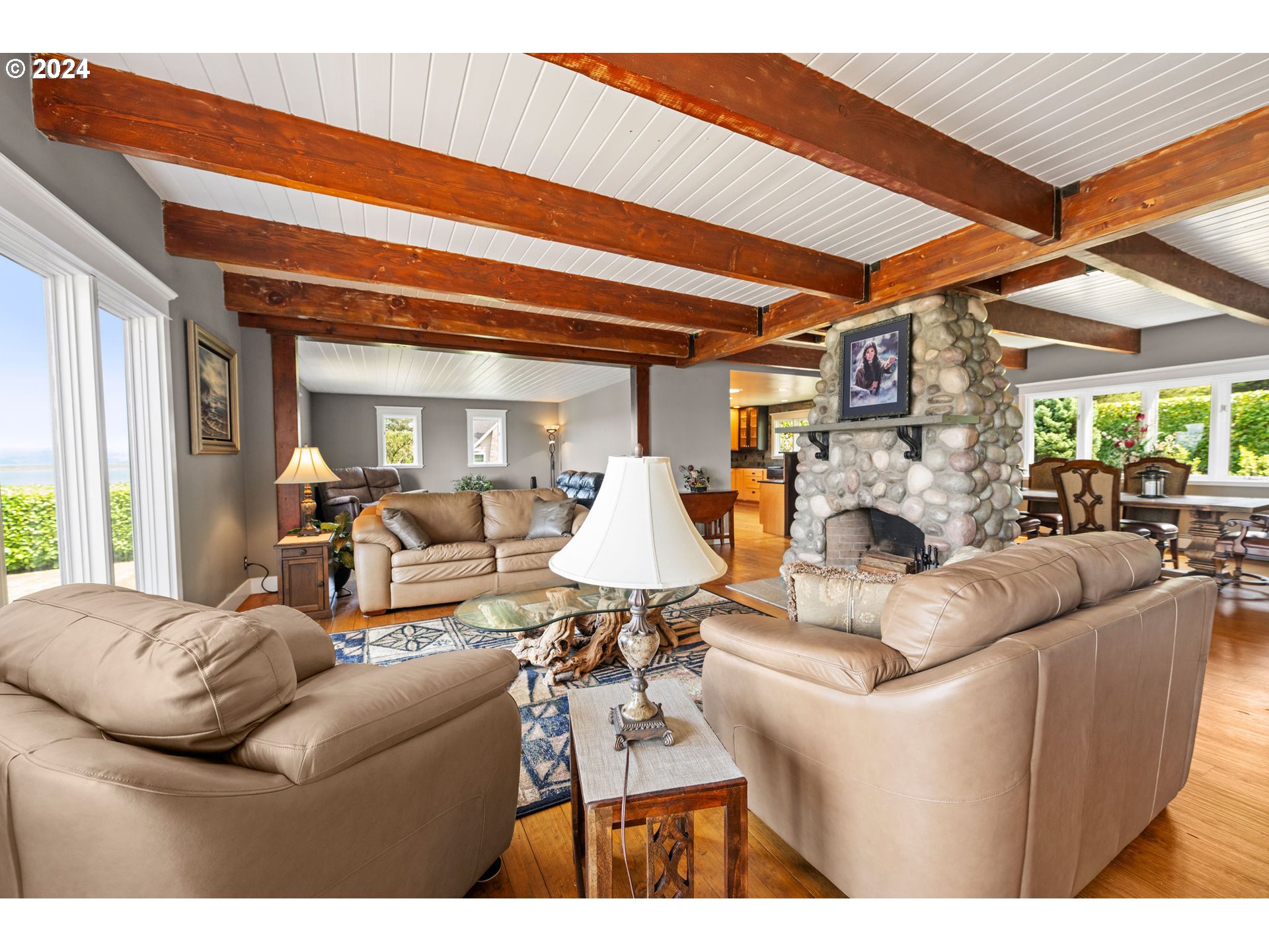 92992 Labeck Road Astoria, OR 97103 - Photo 17 of 48 Living Room
