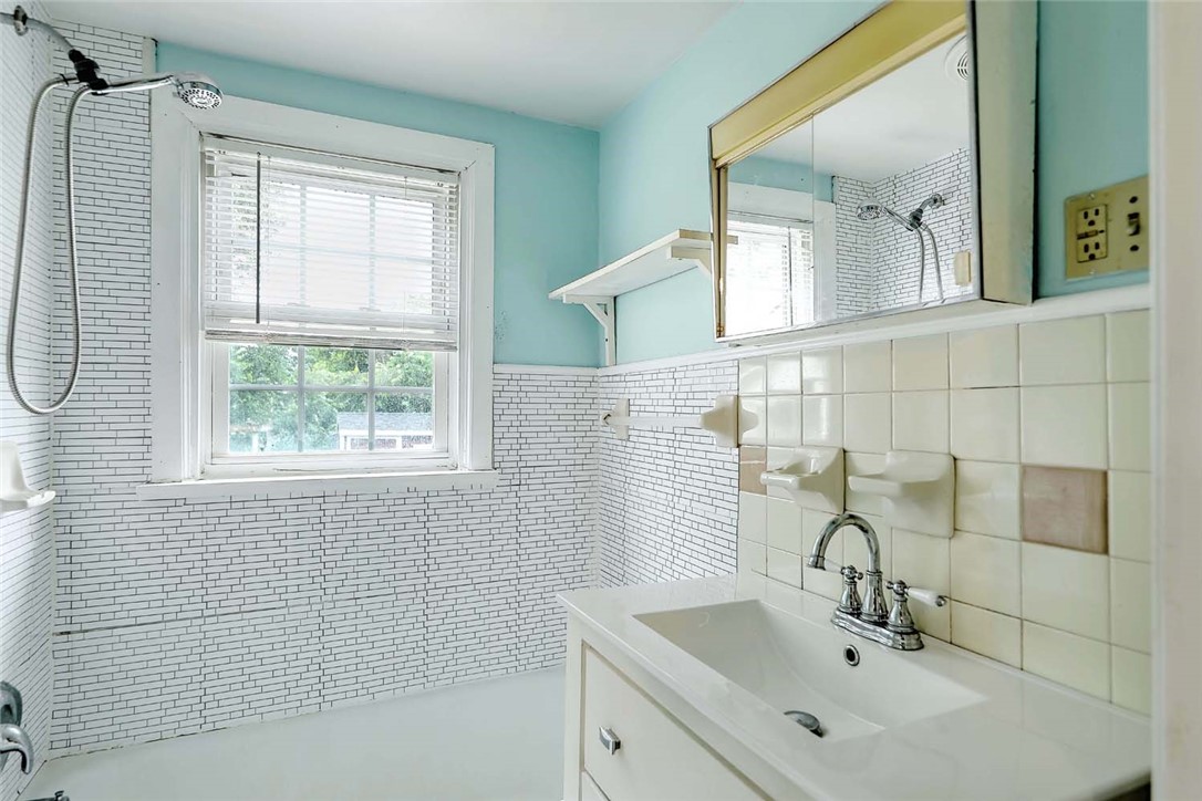 264 Phillips Street Woonsocket, RI 02895 - Photo 17 of 34