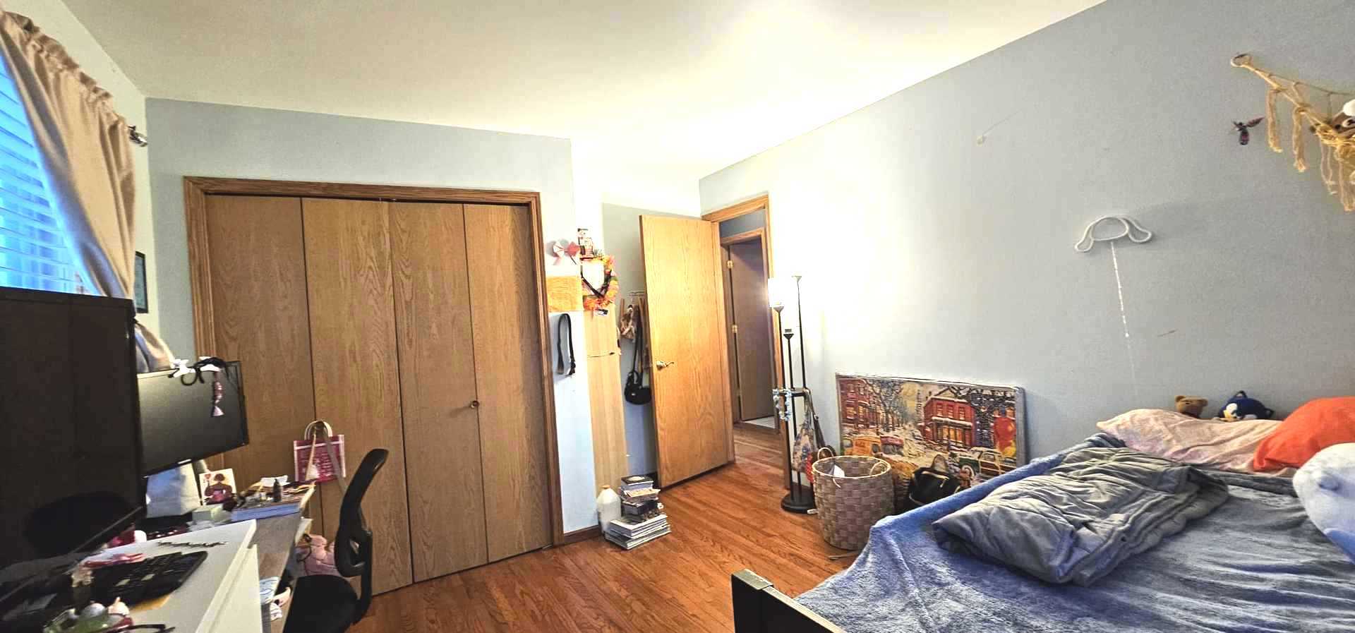 968 Coventry Lane Crystal Lake, IL 60014 - Photo 5 of 19 a bedroom with bed and a window