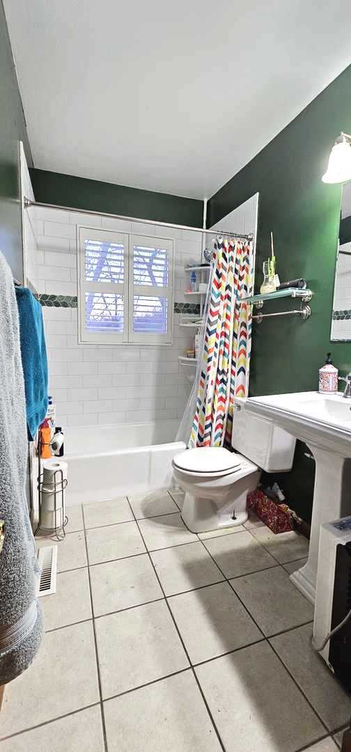 968 Coventry Lane Crystal Lake, IL 60014 - Photo 7 of 19 a bathroom with a sink toilet and shower