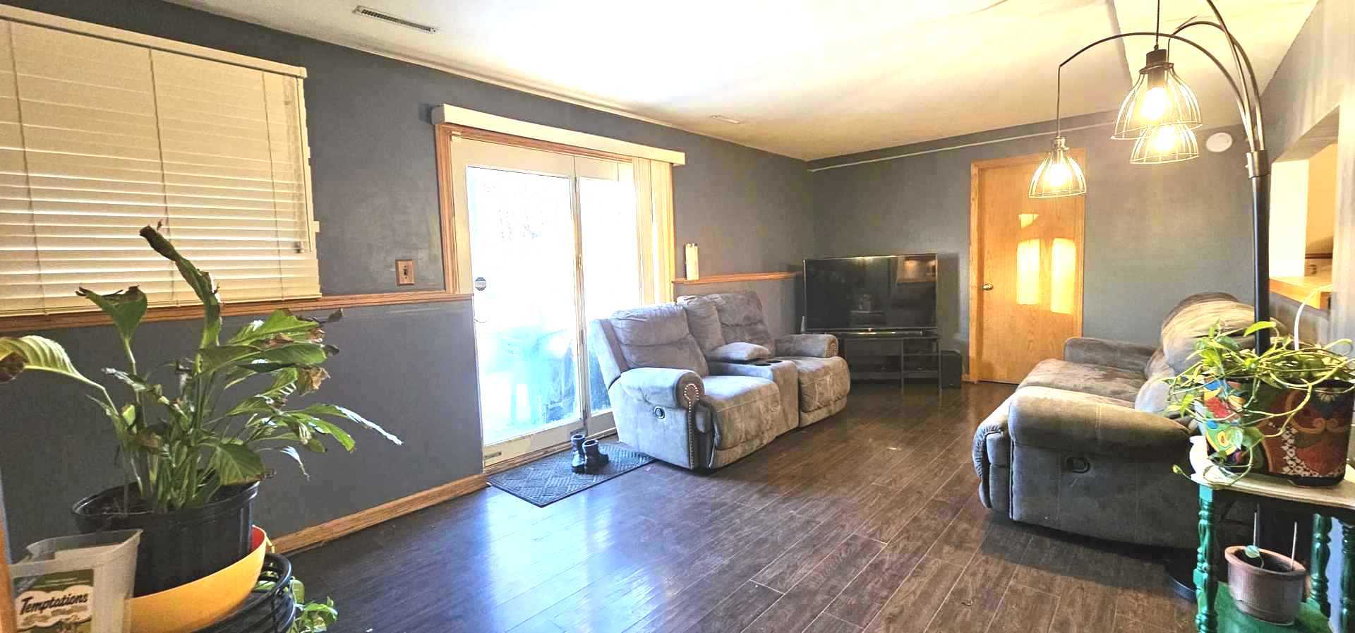 968 Coventry Lane Crystal Lake, IL 60014 - Photo 10 of 19 a living room with furniture and a potted plant