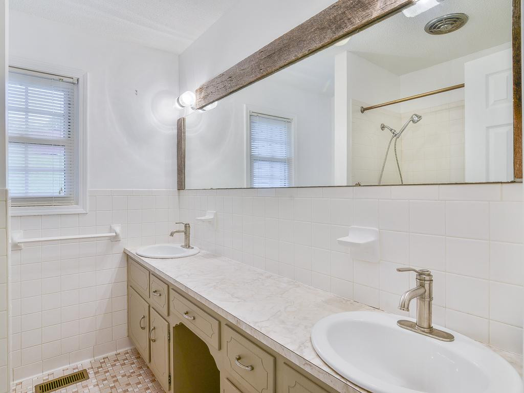 608 Walnut Grove Road Bluff City, TN 37618 - Photo 24 of 36 Full Bath 2