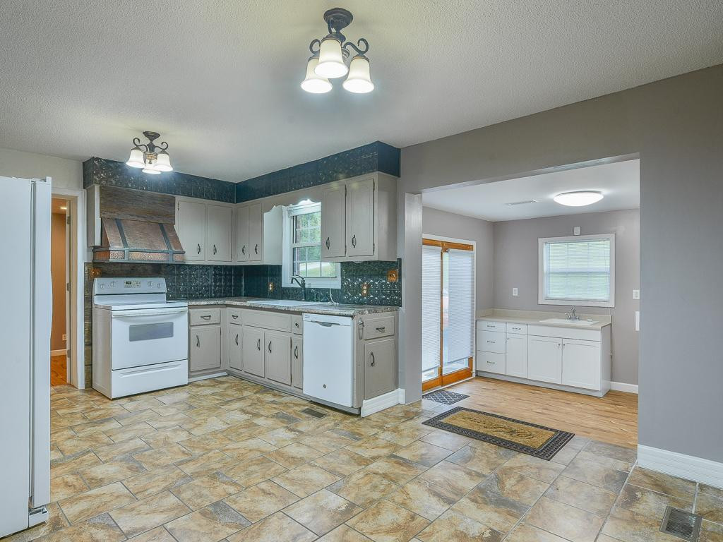 608 Walnut Grove Road Bluff City, TN 37618 - Photo 9 of 36 Kitchen