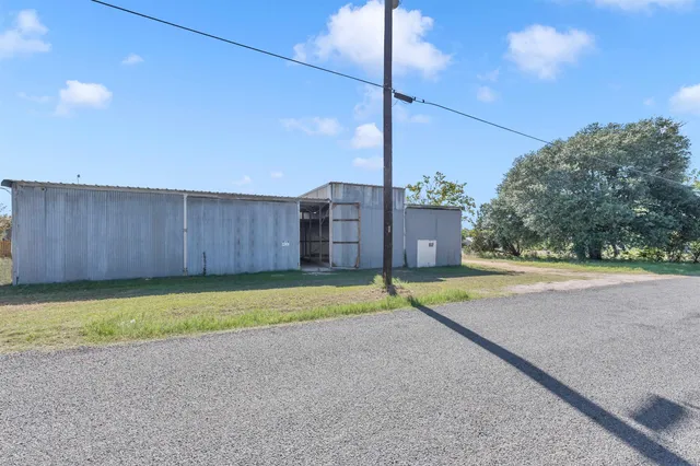 a view of a backyard with basketball court