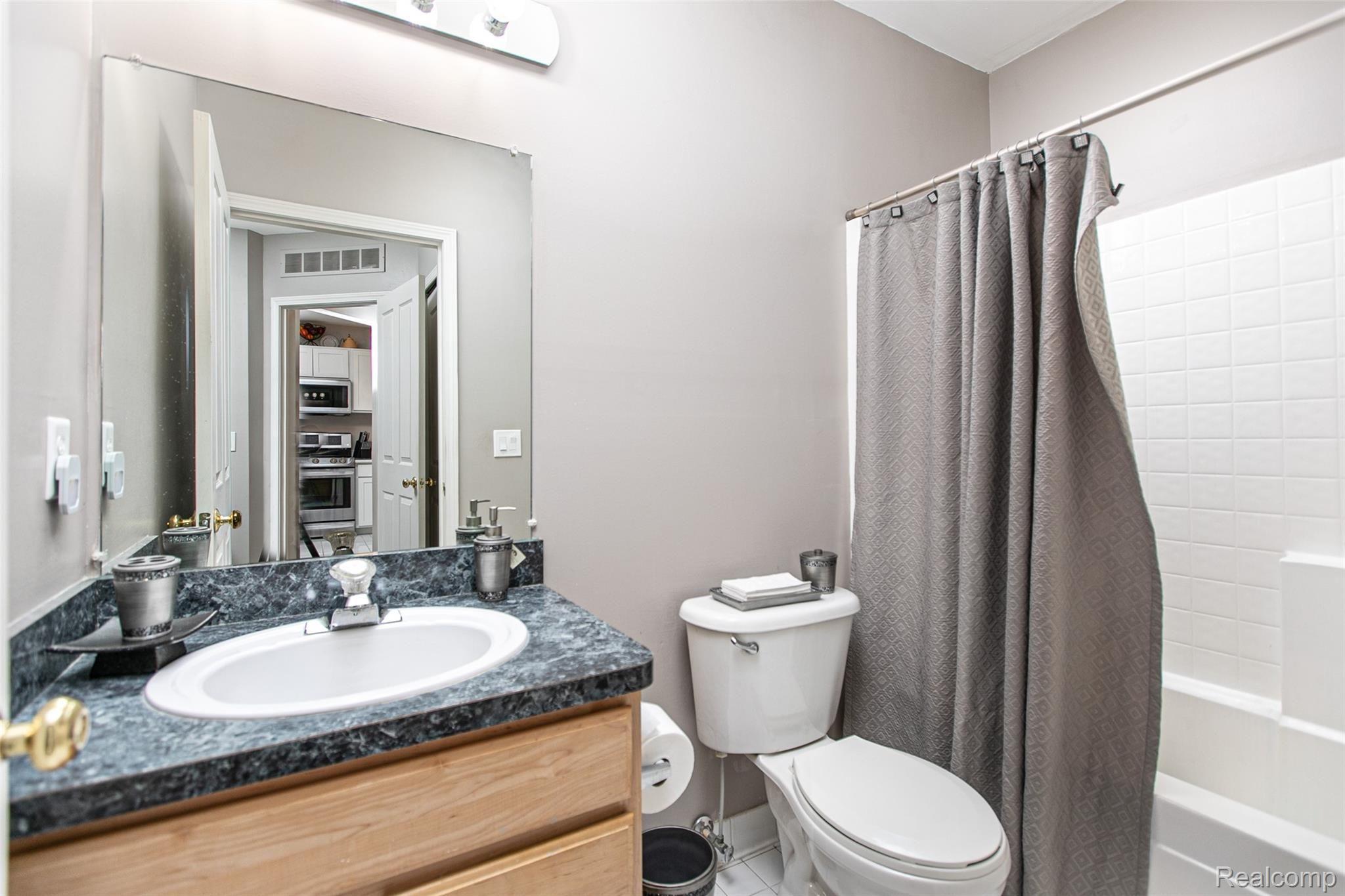 20051 Rodeo Court Southfield, MI 48075 - Photo 13 of 20 Full bath in owner's suite.