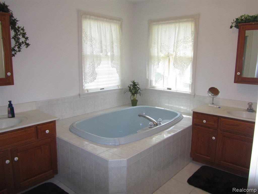 10355 Dolan Road Columbus, MI 48063 - Photo 20 of 23 IMG_2086.JPG