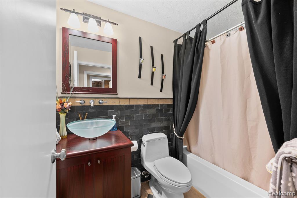 8285 Bishop Road Brighton, MI 48116 - Photo 20 of 71