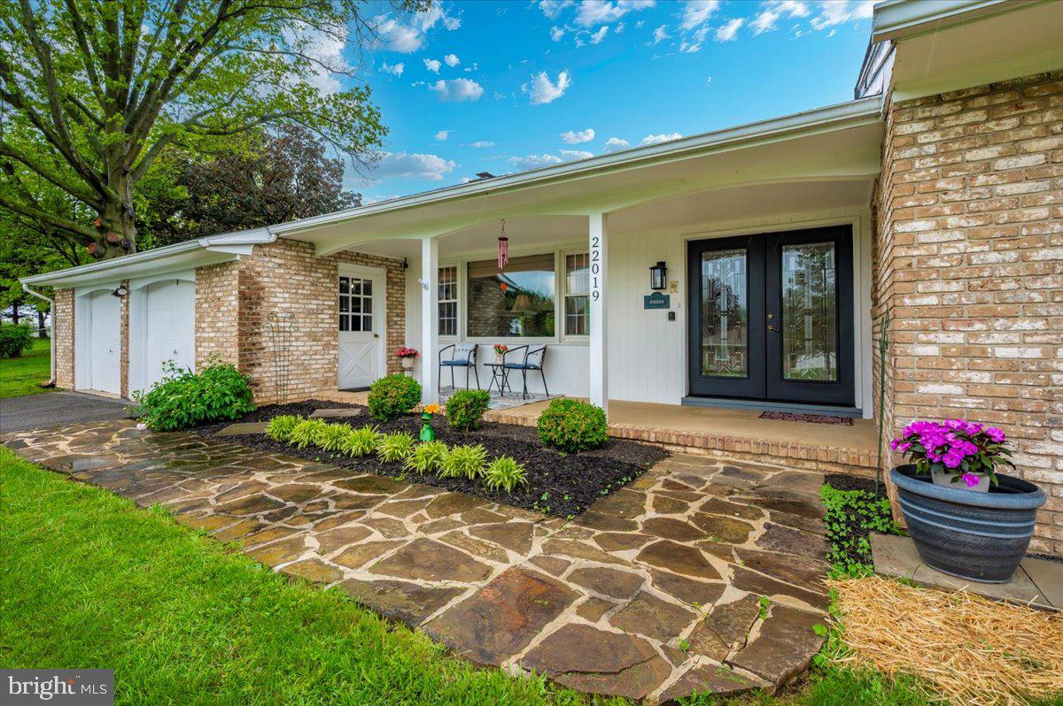 22019 Mohawk Drive Smithsburg, MD 21783 - Photo 2 of 60 a front view of a house with garden