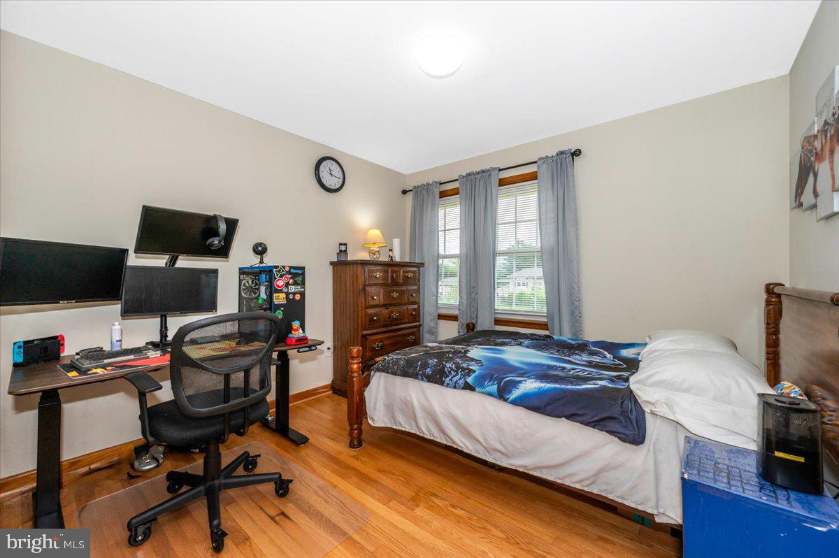 22019 Mohawk Drive Smithsburg, MD 21783 - Photo 31 of 60 a bedroom with a workspace