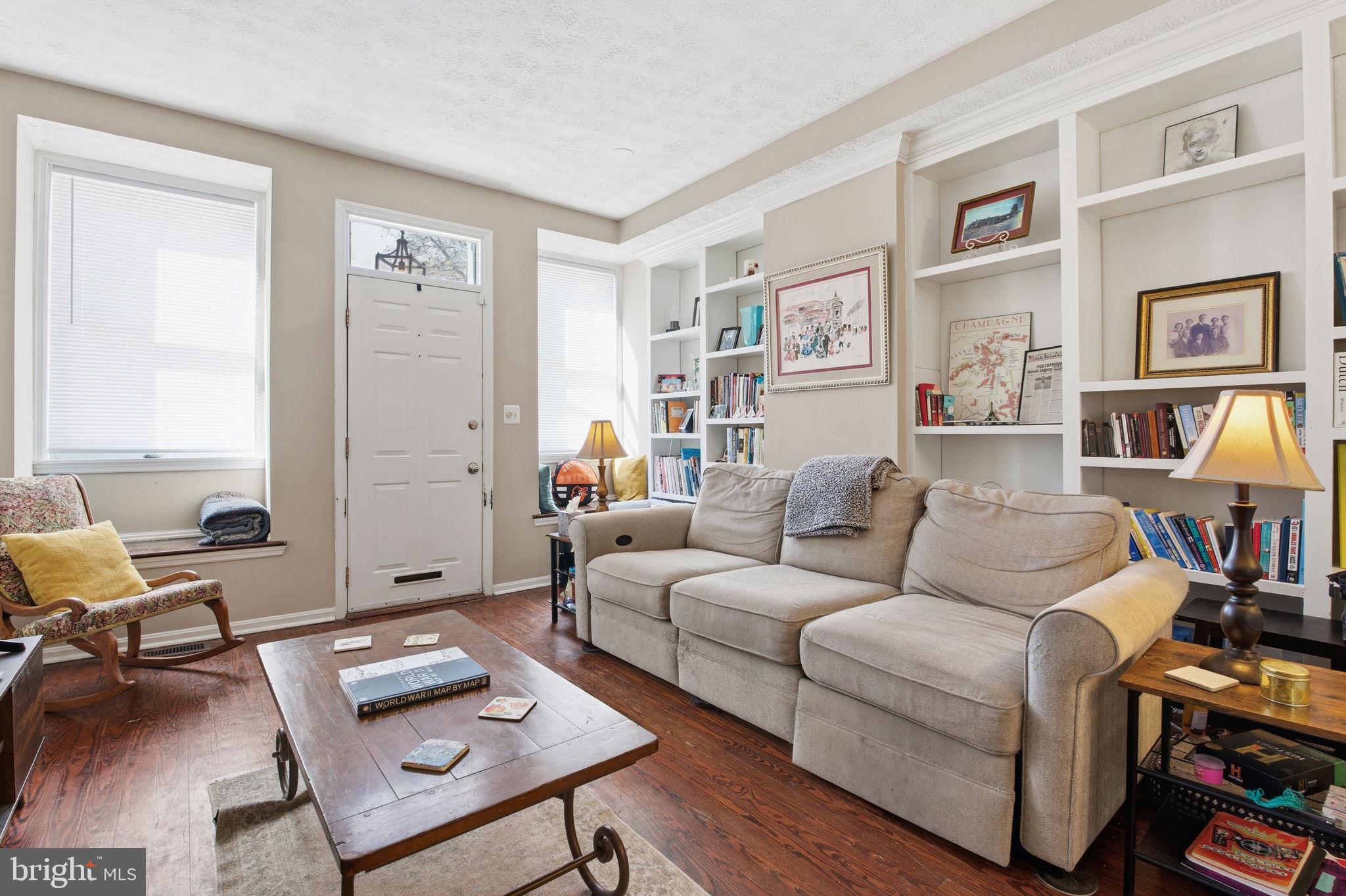 116 West Clement Street Baltimore, MD 21230 - Photo 4 of 32 a living room with furniture and a floor to ceiling window
