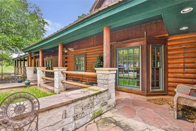 a view of a house with backyard and porch