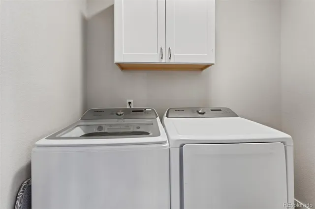 a picture of a bench in the window