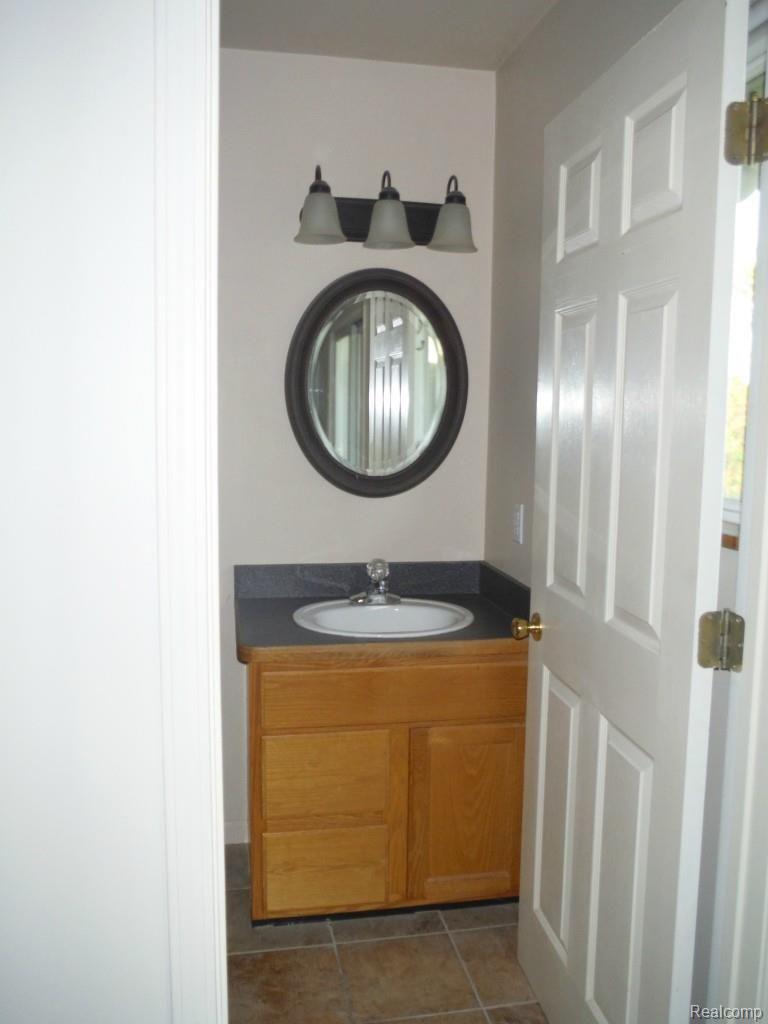 2377 Patterson Lk Road Pinckney, MI 48169 - Photo 13 of 26 masterbath1.jpg