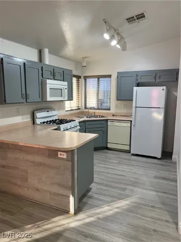 $2,000 | 4231 Riverstone Avenue, Las Vegas, NV 89115