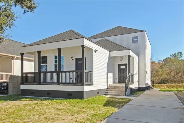 $319,900 | 424 Cougar Drive, Arabi, LA 70032