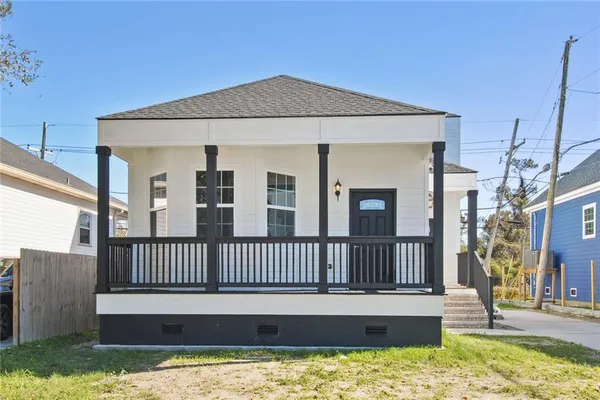 $319,900 | 424 Cougar Drive, Arabi, LA 70032