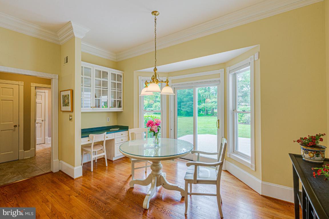 6504 Griffith Road Gaithersburg, MD 20882 - Photo 17 of 73 Breakfast area with desk