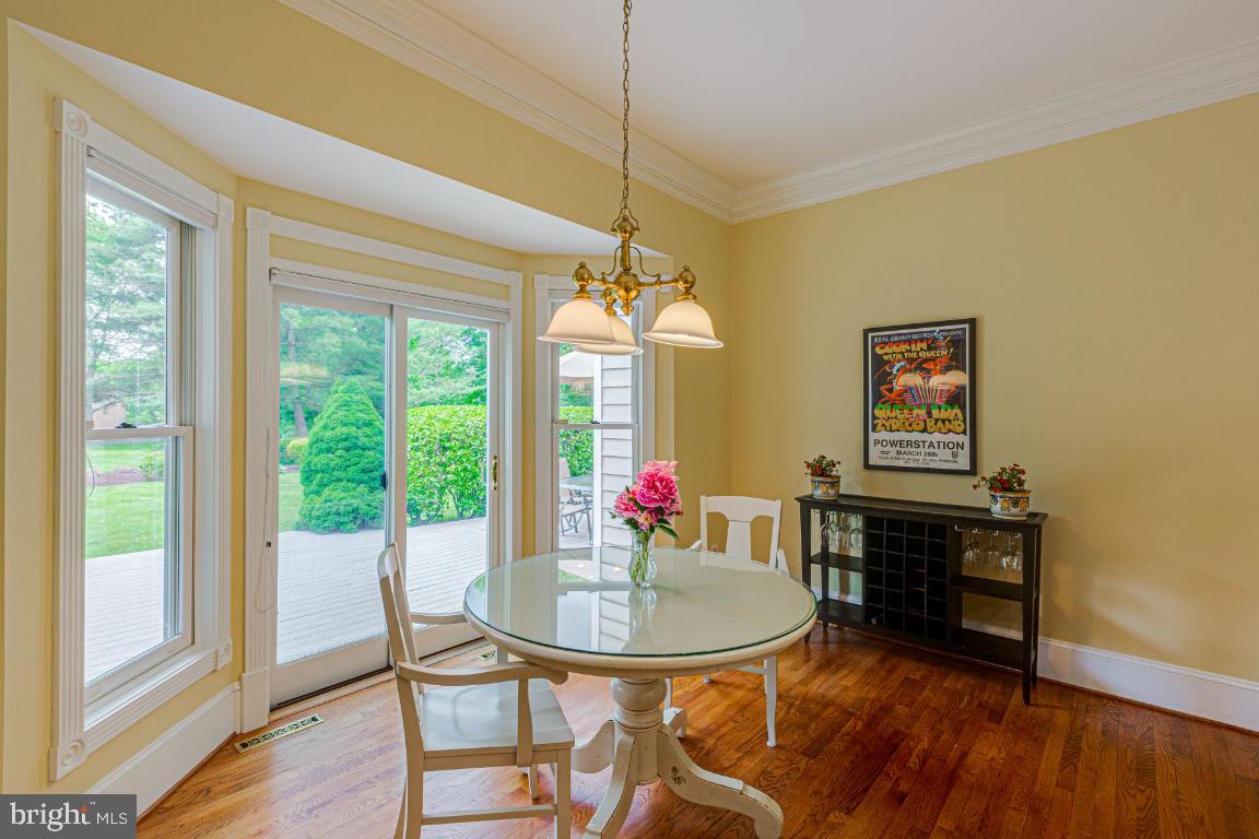 6504 Griffith Road Gaithersburg, MD 20882 - Photo 18 of 73 Bright & sunny Breakfast area