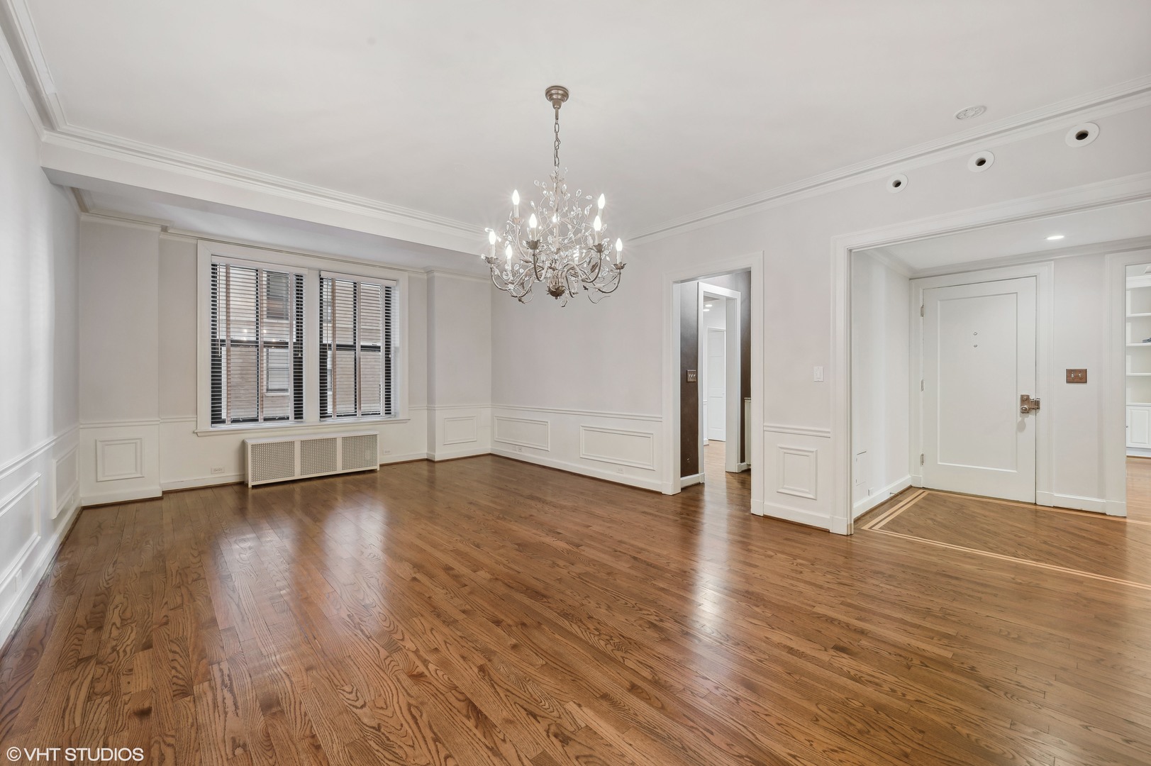3100 North Sheridan Road, Unit 4D Chicago, IL 60657 - Photo 14 of 21 a view of a livingroom with wooden floor