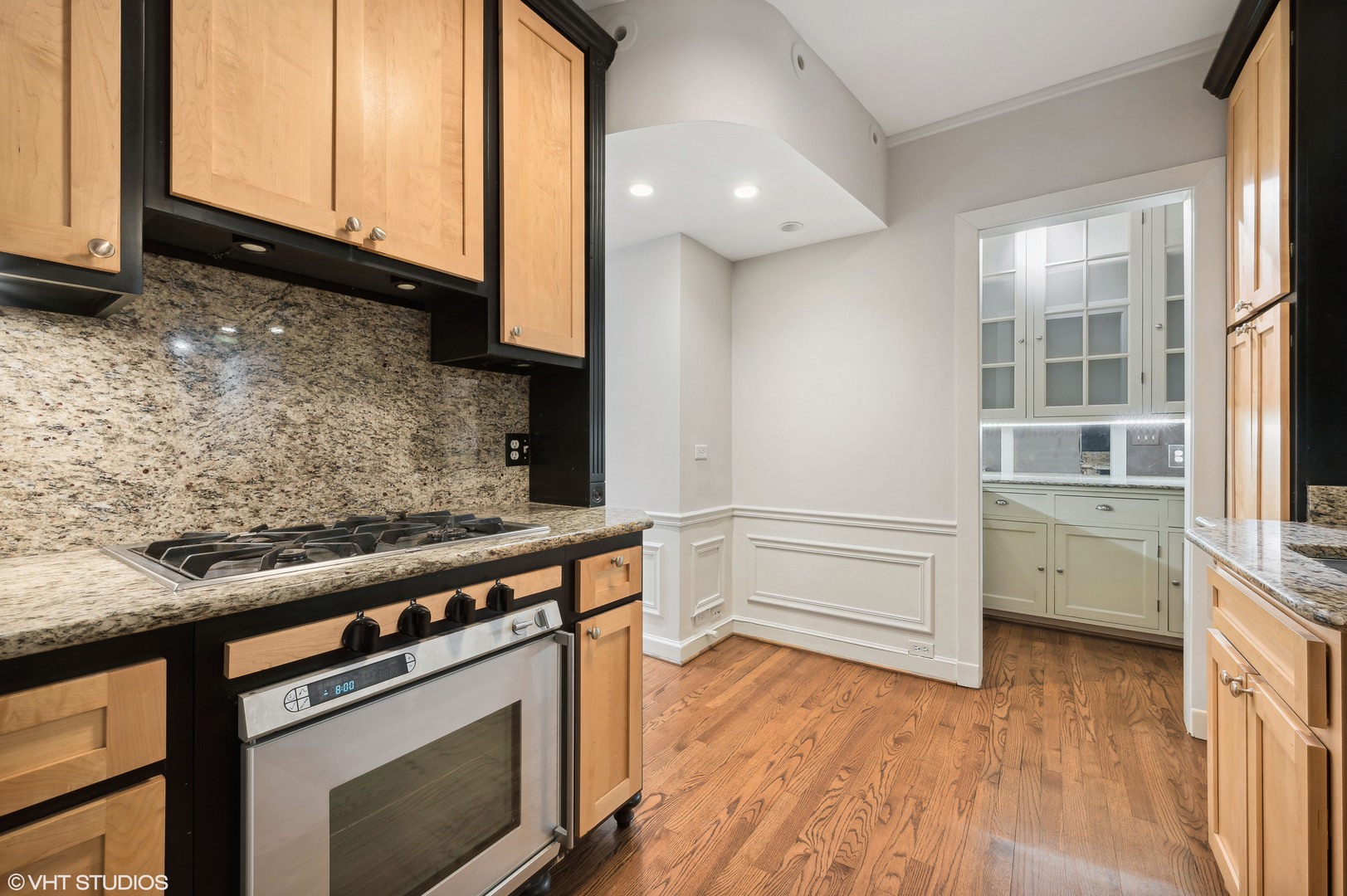 3100 North Sheridan Road, Unit 4D Chicago, IL 60657 - Photo 17 of 21 a kitchen with a stove and a microwave