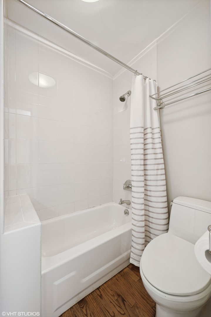 3100 North Sheridan Road, Unit 4D Chicago, IL 60657 - Photo 19 of 21 a bathroom with a toilet and a bathtub
