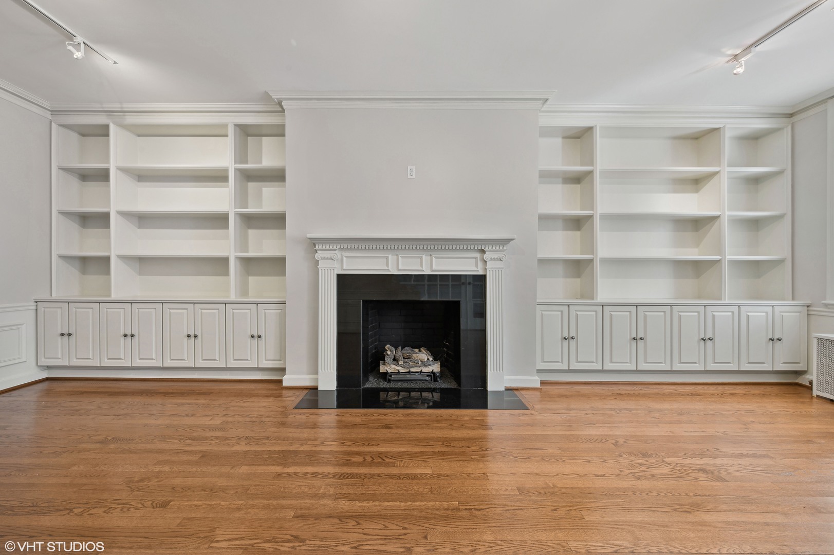 3100 North Sheridan Road, Unit 4D Chicago, IL 60657 - Photo 7 of 21 a view of an empty room with a fireplace
