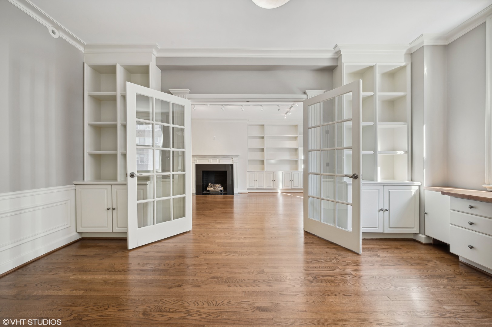 3100 North Sheridan Road, Unit 4D Chicago, IL 60657 - Photo 8 of 21 a view of empty room with wooden floor and cabinet