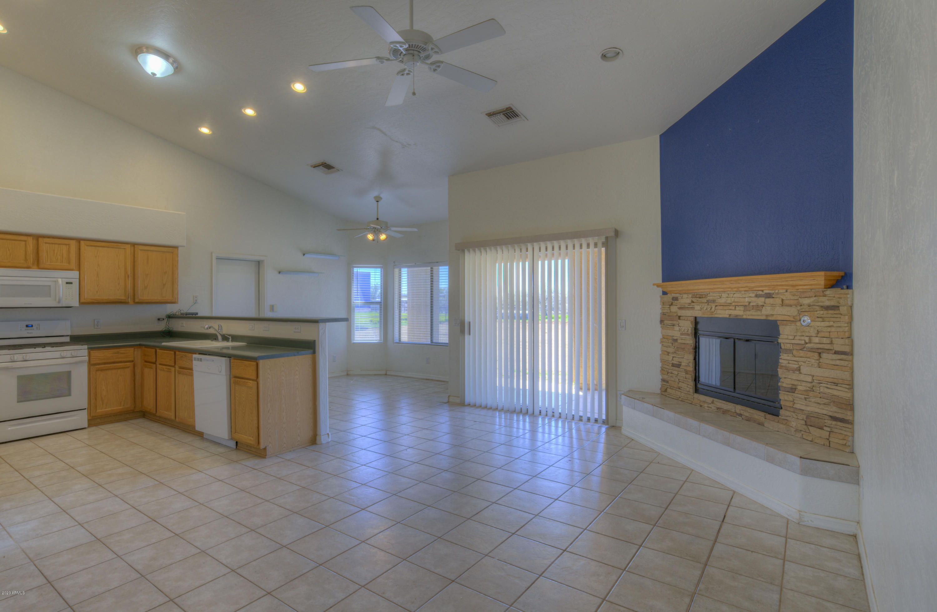 501 East Cloud Road Phoenix, AZ 85086 - Photo 4 of 29 Kitchen family room