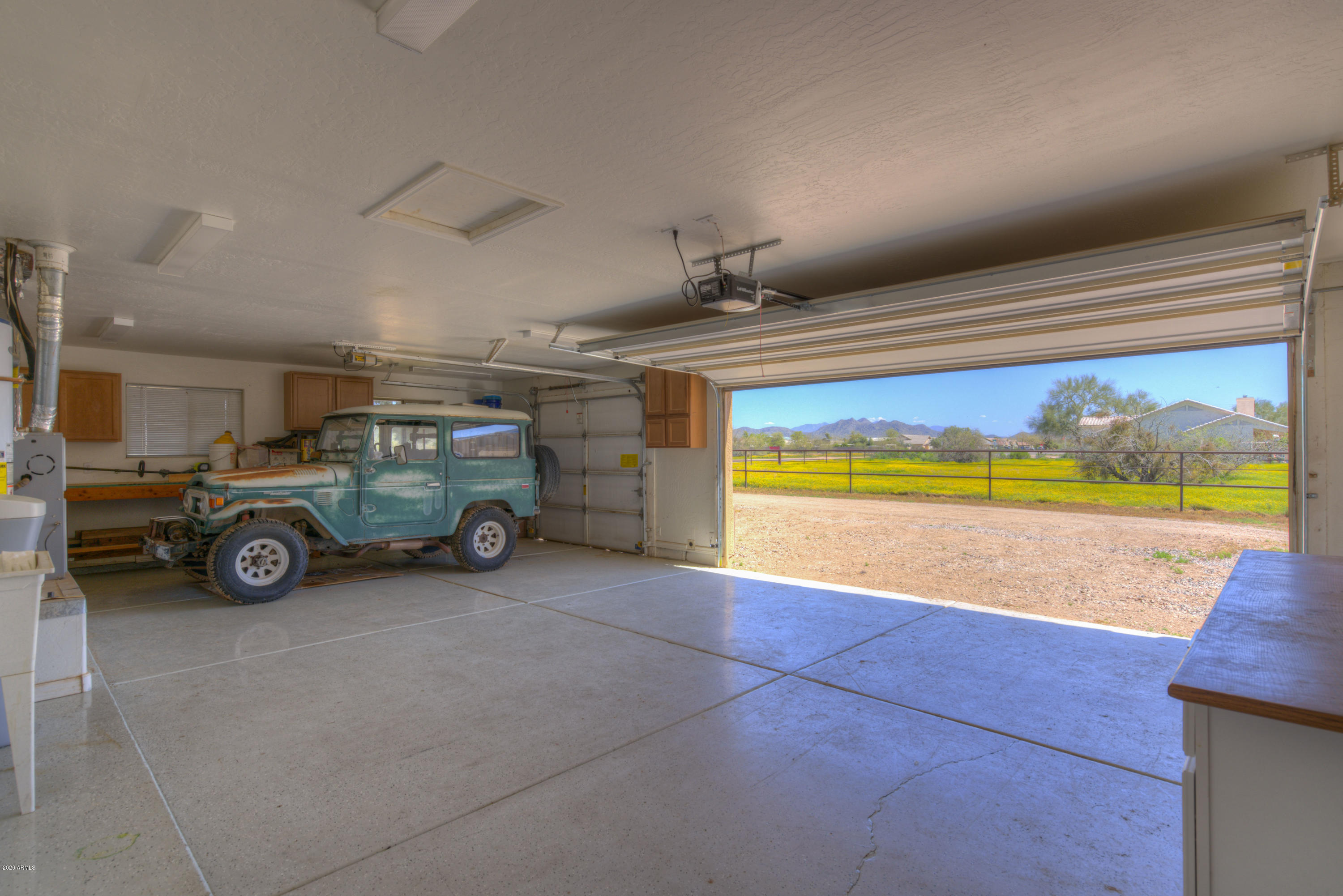 501 East Cloud Road Phoenix, AZ 85086 - Photo 5 of 29 Large three car garage