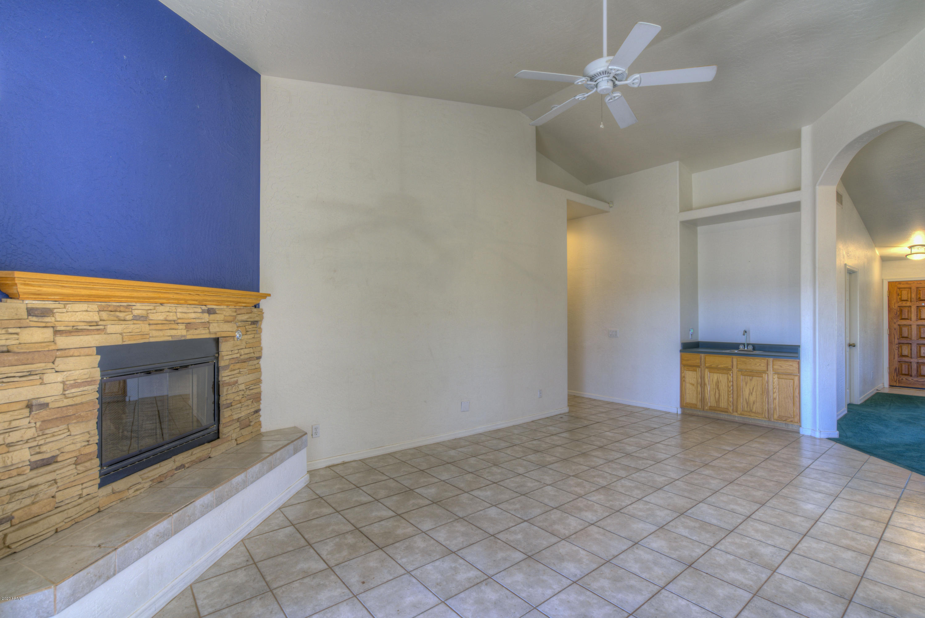 501 East Cloud Road Phoenix, AZ 85086 - Photo 10 of 29 Family room with wet bar