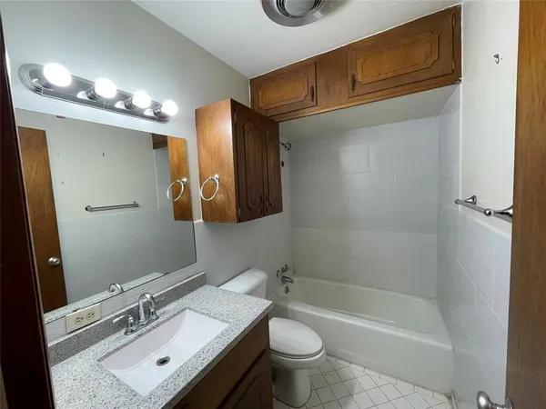 $950 | 409 Royal Street, Unit 5, Athens, TX 75751