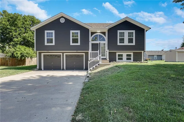 $350,000 | 405 South Monroe Street, Raymore, MO 64083