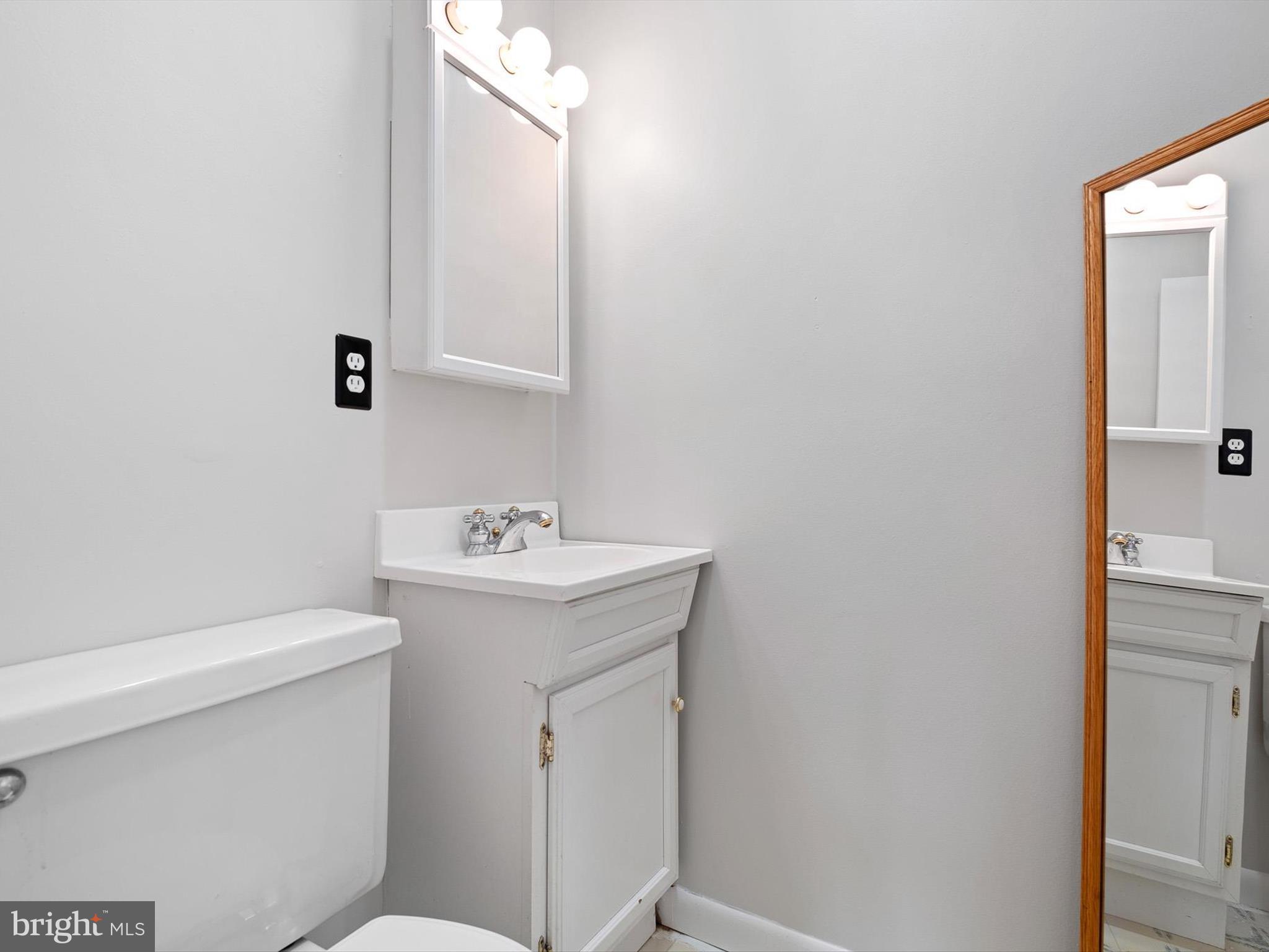 2114 Wrexham Road Wilmington, DE 19810 - Photo 18 of 27 Primary half bathroom