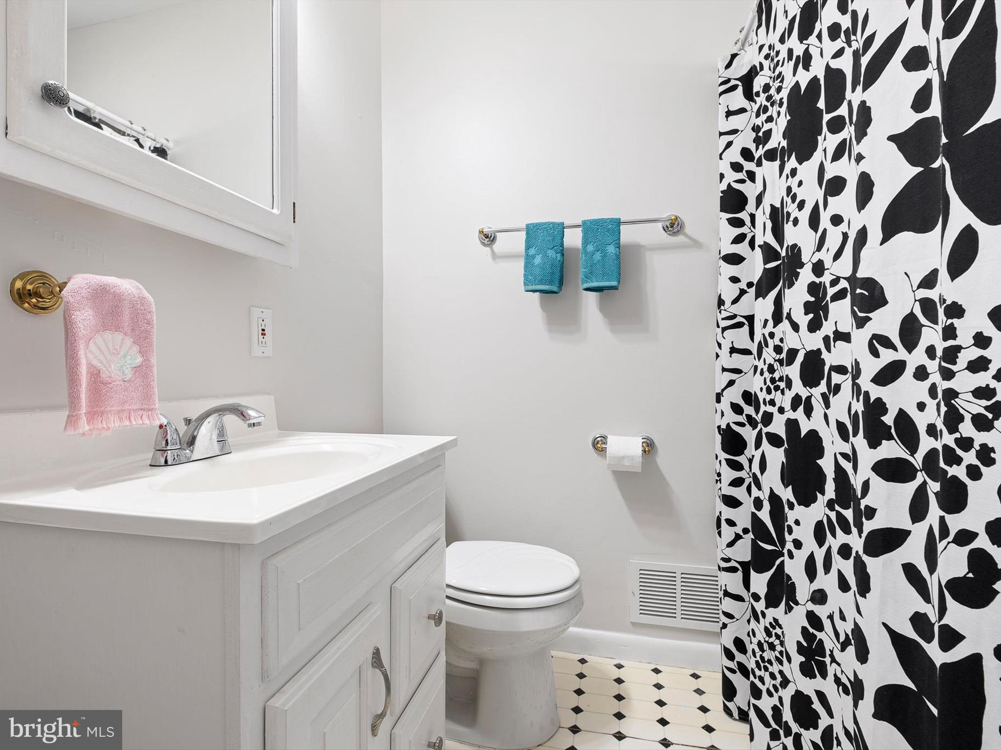 2114 Wrexham Road Wilmington, DE 19810 - Photo 20 of 27 Main level full bathroom with new shower/tub