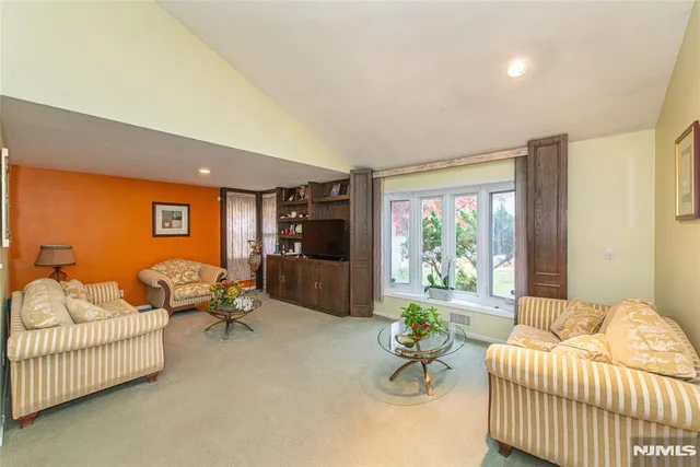 $699,999 | 7 Wedgewood Drive, West Orange, NJ 07052