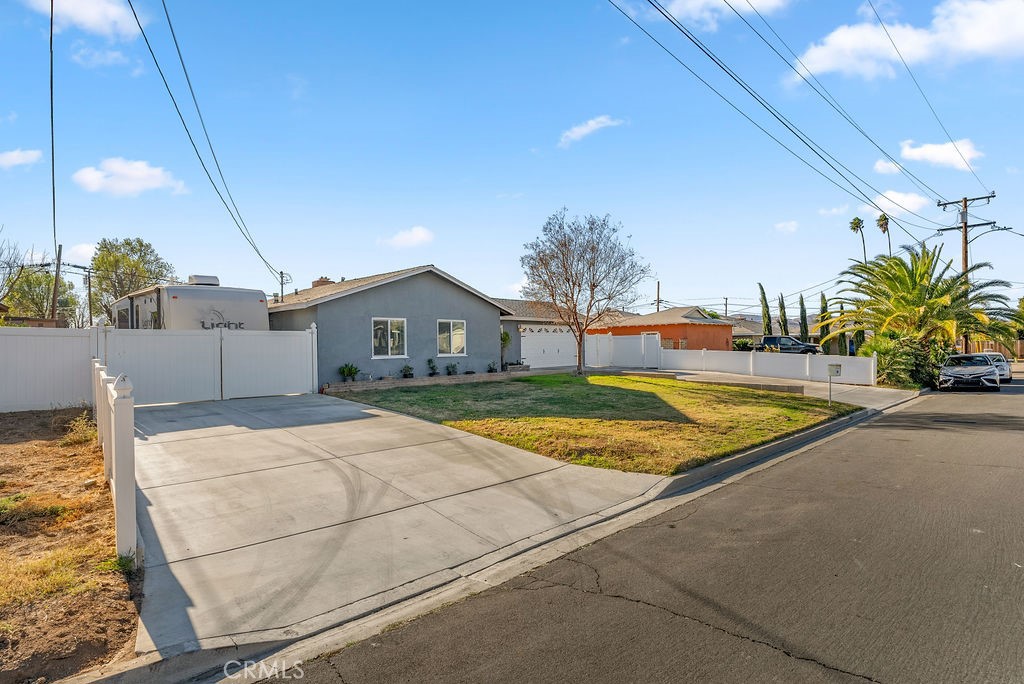 3540 Cannes Avenue Riverside, CA 92501 - Photo 4 of 32 a house view with a outdoor space