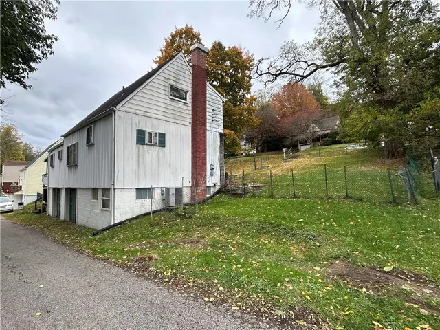 a view of a house with backyard