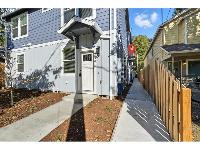 a view of a house with backyard